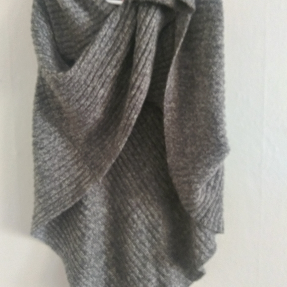 Gray shawl - Picture 7 of 7
